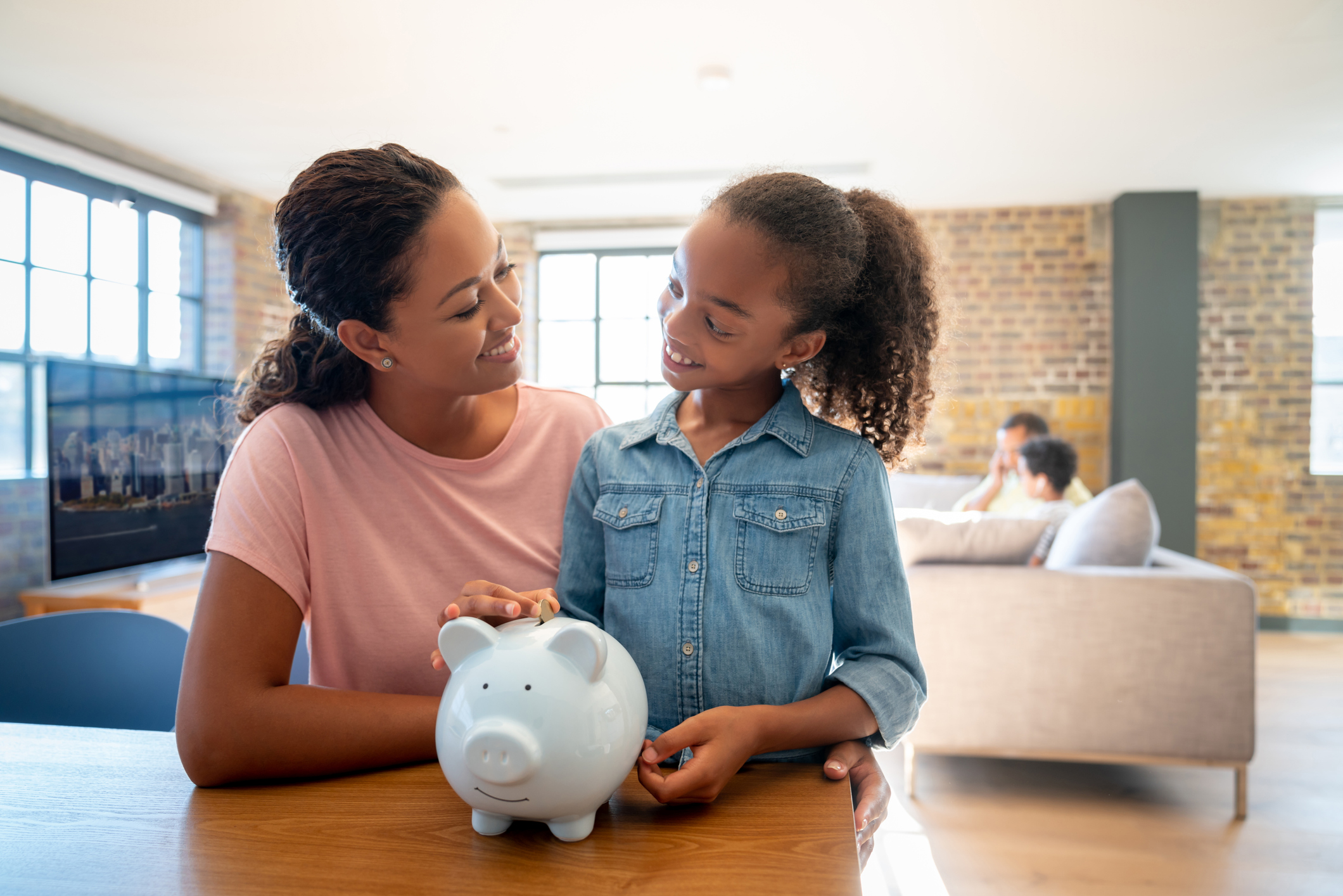 mãe e filha economizando